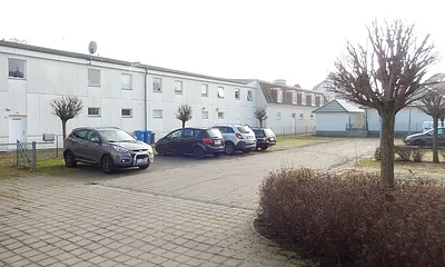 PKW Stellplatz im Hinterhof des Hauses