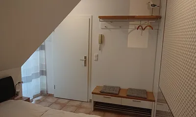 Einganstür Garderobe und Sitzbank