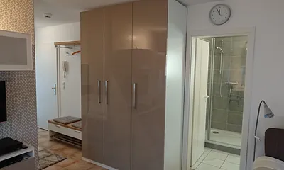 Schrank für Koffer und Bekleidung