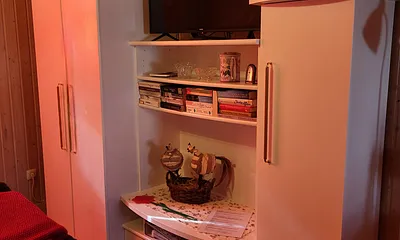 TV und Schrank