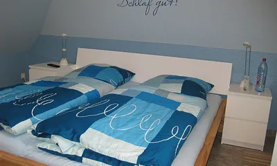 Schlafzimmer im DG (1 Doppelbett) mit Fernseher