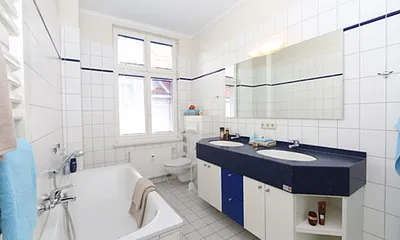 Bad mit Dusche und Badewanne