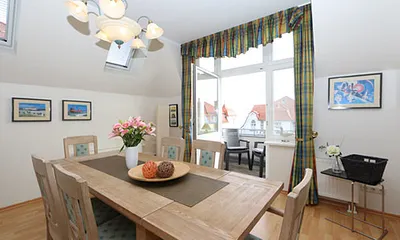 Essbereich mit Zugang zum Balkon