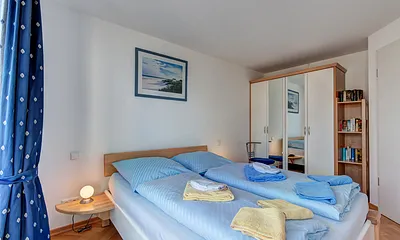 Schlafzimmer mit geräumigen Kleiderschrank