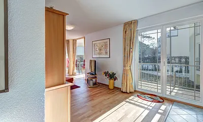 Wohnzimmer mit Zugang zum Balkon (SO-Seite)