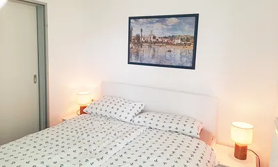 Blick in das kleine Schlafzimmer mit Doppelbett (160x200cm), Kleiderschrank ... 