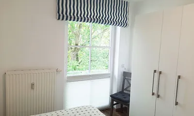 ... und elektrisch bedienbarem Außenrolladen für die Verdunkelung.