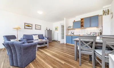 Das große, helle Wohnzimmer mit Küchenzeile. WLAn steht kostenfrei bereit.