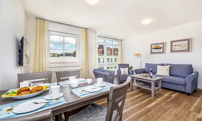 Alle Fenster sind zusätzlich zu den Gardinen mit Plissees ausgestattet. Sie sind nach Südosten ausgerichtet - für ein Frühstück mit Morgensonne!