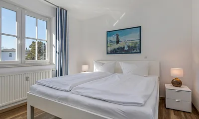 Hier der Blick in das größere Schlafzimmer.