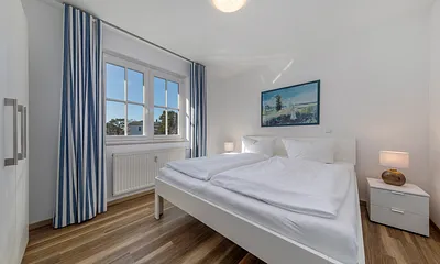 Das größere Schlafzimmer bietet Ihnen Doppelbett (180x200cm) ... 