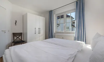 ... Kleiderschrank und einen elektrisch bedienbaren Außenrolladen.