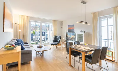 Wohn- und Essbereich mit angrenzendem Balkon