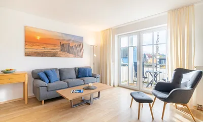 Wohnbereich mit angrenzendem Balkon