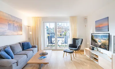 Wohnbereich mit angrenzendem Balkon