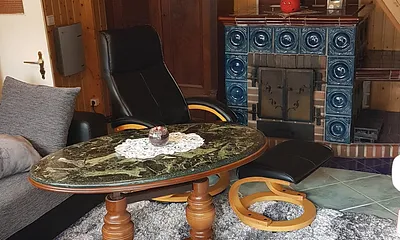 Hier schaut man von der Terasse aus in das gemütiche Wohnzimmer, mit dem rustikalen Kamin, der an kalten Tagen, selbst beheizt werden kann.