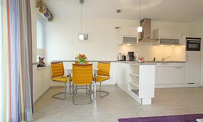 vollausgestattete Küchenzeile mit Esstisch