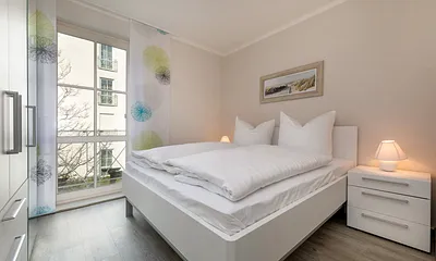 Hier Schlafzimmer Nr. 2 mit Doppelbett (1.60x2.00m), elektrischen Außenrolläden und großem Kleiderschrank.