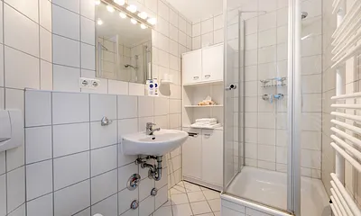 Das Bad mit Echtglasdusche, WC und Handtuchtrockner.