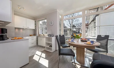 Hier der Blick auf die schicke, neue  Küchenzeile (Einbau 2018). Alle Fenster im Wohnzimmer sind mit Sichtschutzplissees ausgestattet.