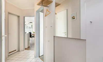 Der Wohnungsflur mit Garderobe.