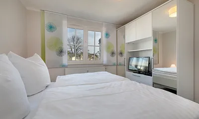 ... elektrische Außenrolläden und ein TV-Gerät.