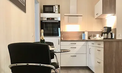 Blick in die Küche in der es an nichts fehlt