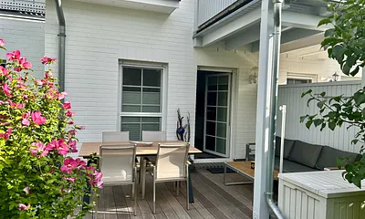 Außenansicht mit gemütlicher Terrasse 