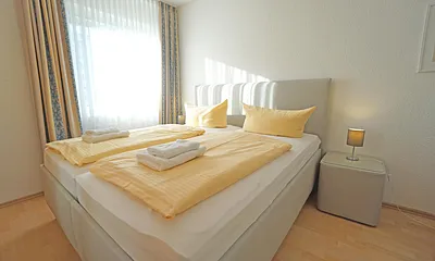 Schlafzimmer mit Doppelbett