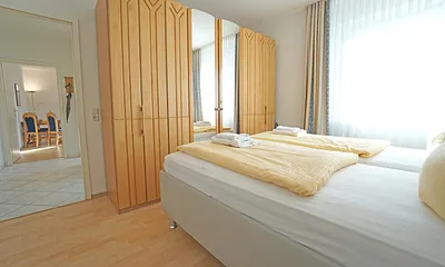 Schlafzimmer mit Doppelbett