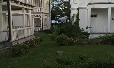 Der Innenhof; im Hintergrund die Ostsee