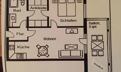 Grundriss der Wohung; zwischen Bad und Schlafzimmer befindet sich ein geräumiger Ankleideraum mit Schränken