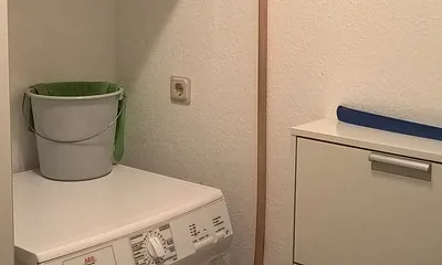 Abstellraum mit Waschmaschine und Schuhschrank