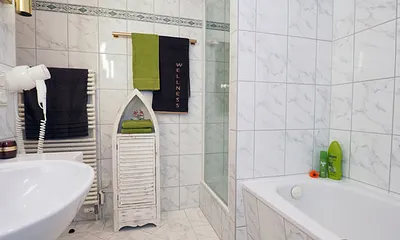 Bad mit Badewanne und Dusche