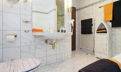 Bad mit Dusche und Badewanne