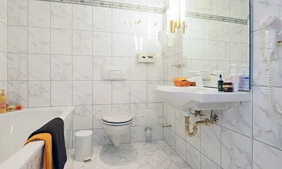 Bad mit Badewanne und Dusche