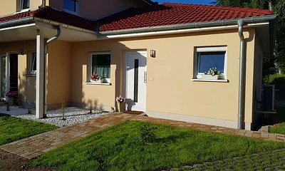 Ansicht Vorderseite mit Parkplatz