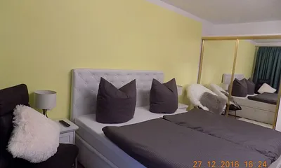 Schlafzimmer mit Hotelbett 1,80 x 2,00 Meter und großem Einbauspiegelschrank