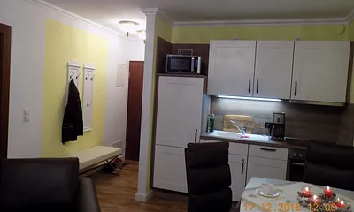 Sitzbereich mit hochwertigem Glastisch (ausziehbar) und bequemen Sitzmöbeln