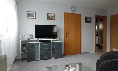 Kleine Schrankwand mit TV und Radio CD, USB und Bluetooth