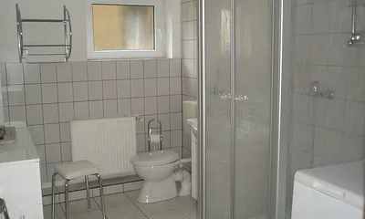 Badezimmer mit Dusche und Waschmaschine