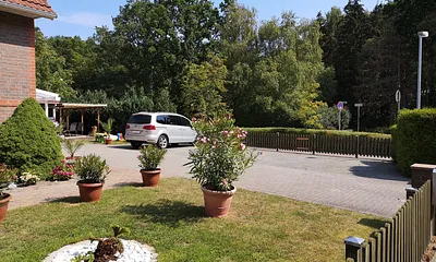Parkplatz auf dem Grundstück