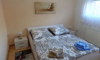 Schlafzimmer mit Doppelbett