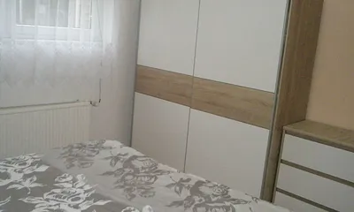 Großer Kleiderschrank und Sideboard