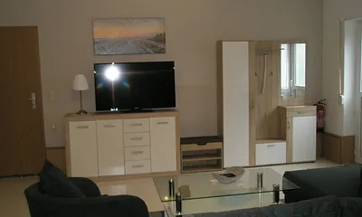 Sideboard mit TV und Garderobe