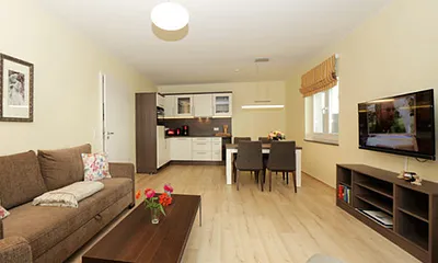 Wohnbereich mit Blick in die Küche