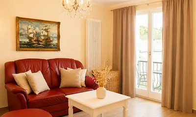 Wohnzimmer mit Zugang zum Balkon