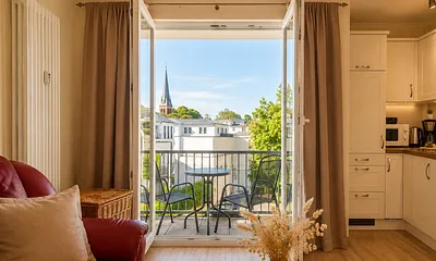 Wohnzimmer mit Balkon für frische Ostseeluft