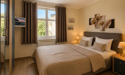 Komfortables Schlafzimmer mit TV