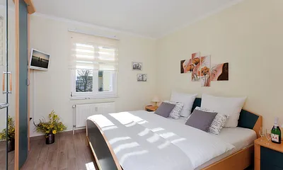 Schlafzimmer mit Doppelbett